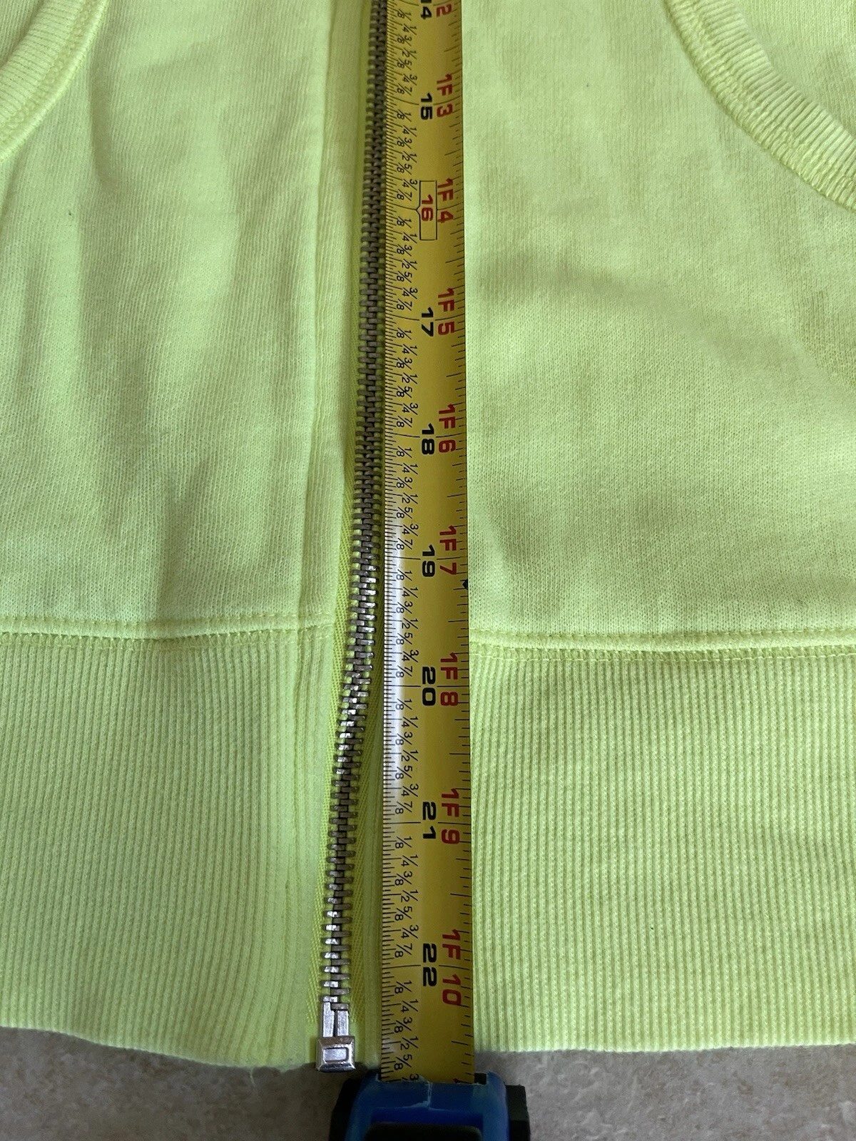 UNDERCOVER Felpa con cappuccio e zip intera Victoria's Secret giallo fluo paillettes ali d'angelo fuori produzione