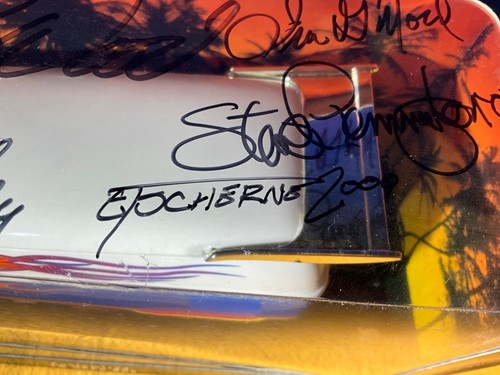 G10-88 HOT WHEELS - VW DRAG BUS - AUTOGRAPHED X7 DESIGNERS - NIB - 1:18 SCALE - Picture 10 of 16