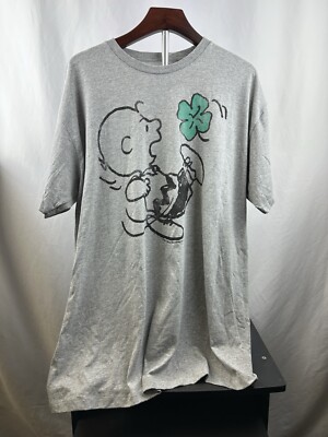 NWT Peanuts Men s Charlie 4 Leaf Clover Gray Tee Size 2XL Comfy Hybrid Apparel