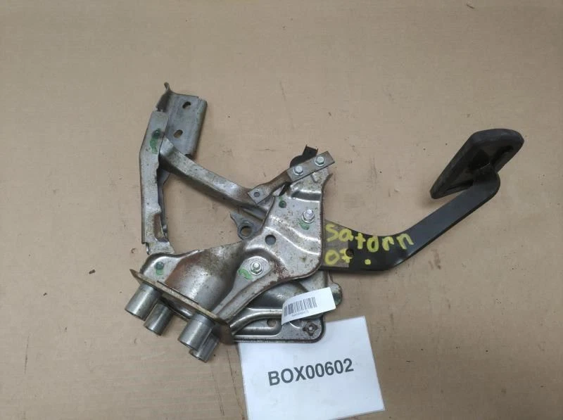 Saturn Outlook XE 2007 montaje de pedal de freno OEM+ Foto 4 de 4