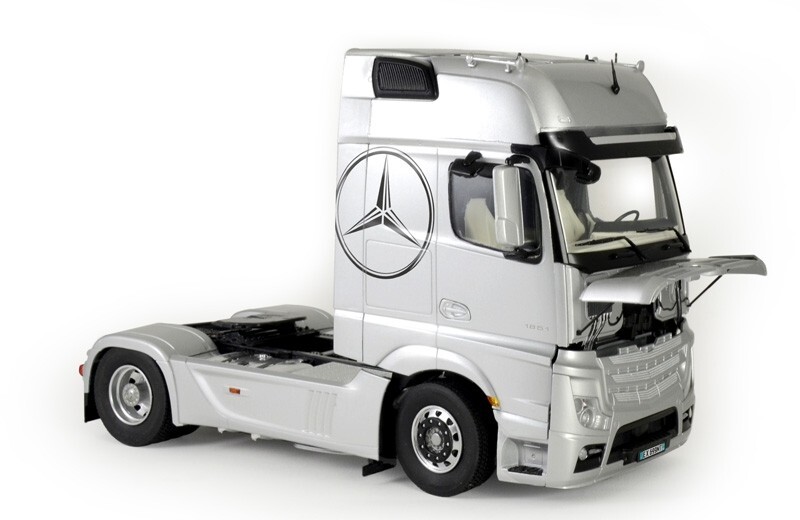 1/24イタレリ　 Mercedes Benz Actros MP4 🚛MERCEDES-BENZ ACTROS MP4 - ITALERI 1/24 - PART 1 / ENGINE