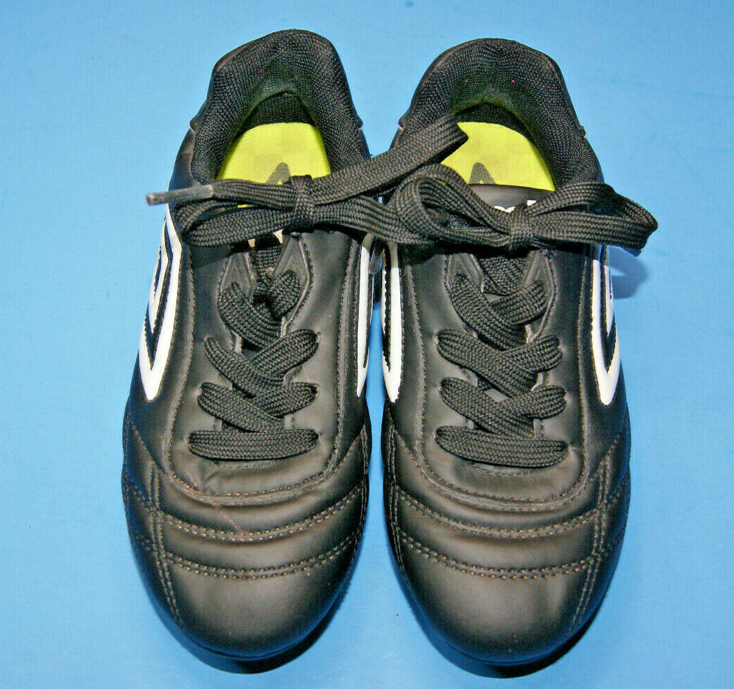 Umbro Soccer Cleats Youth Size 12 Black w/ White Very Clean Pre-owned  Condition