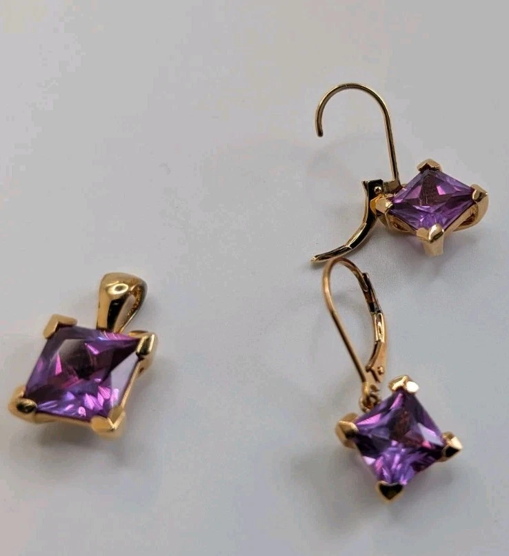 Conjunto de brincos e pingentes perfurados de safira roxa tom dourado Lab - Imagem 4 de 4