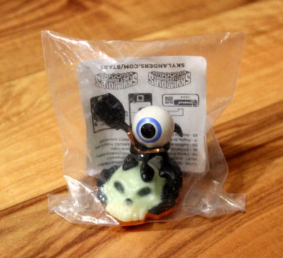 Skylanders Battlegrounds Lost Islands Giants Rare Mini Promo Figure Eye small 