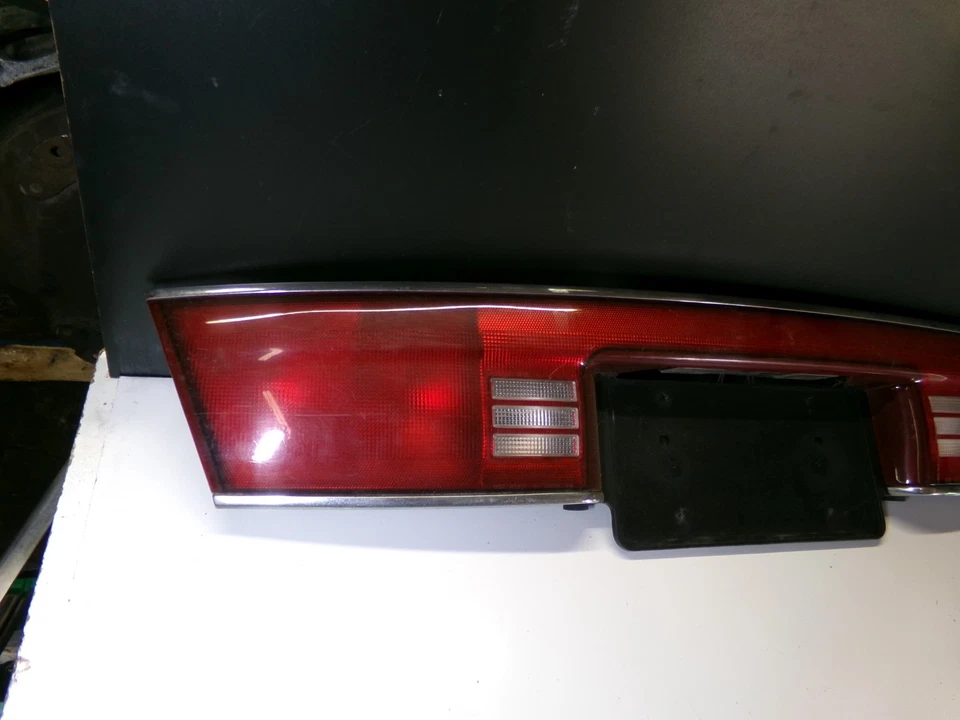 Panel de luz trasera central 16523241 2000 Buick Century 97-05 Foto 3 de 4