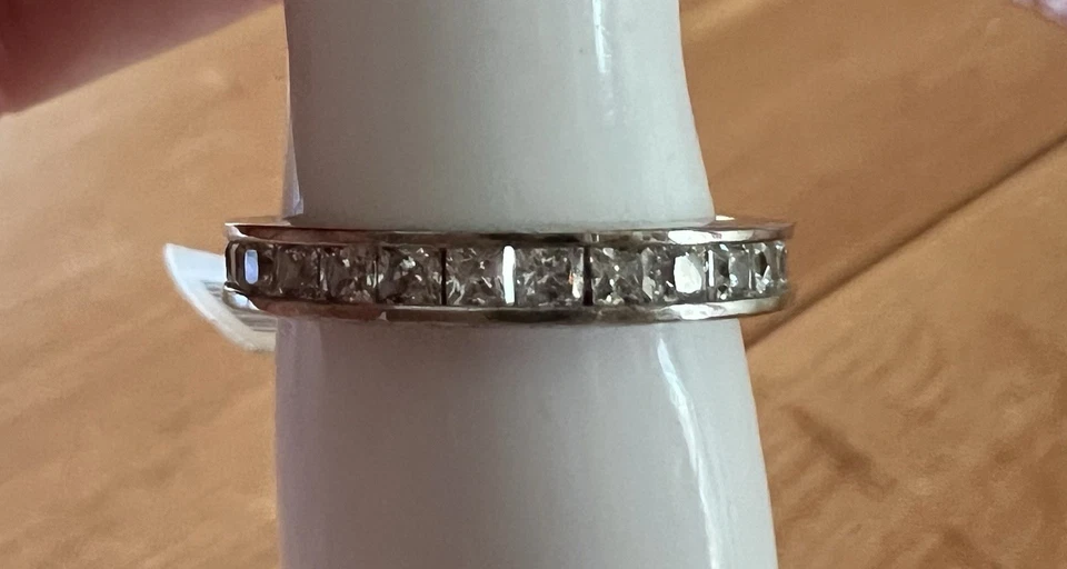 Anillo de eternidad Princesa circonita cúbica conjunto de canales de plata esterlina de Berricle Foto 4 de 4
