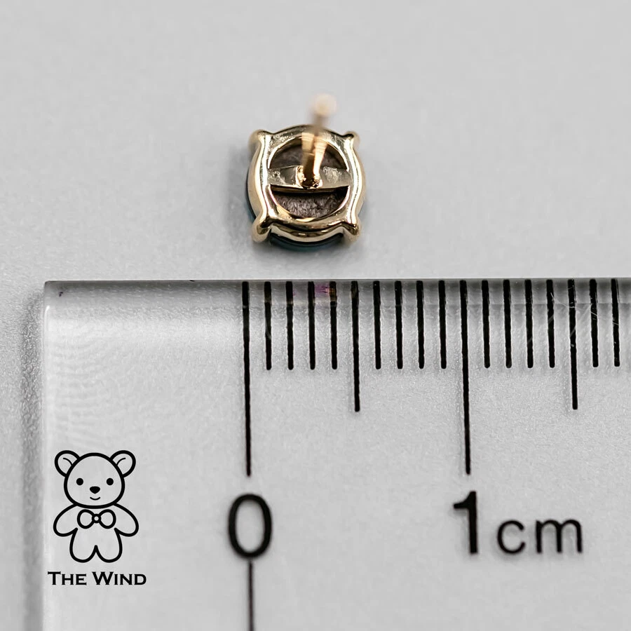 Aretes redondos minimalistas brillantes australianos de ópalo doblete de oro amarillo de 14K Foto 3 de 4