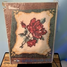 M H - VINTAGE LATCH HOOK NO. 20001 RED ROSE 20" X 27" 1980. USA - NEW/SEALED