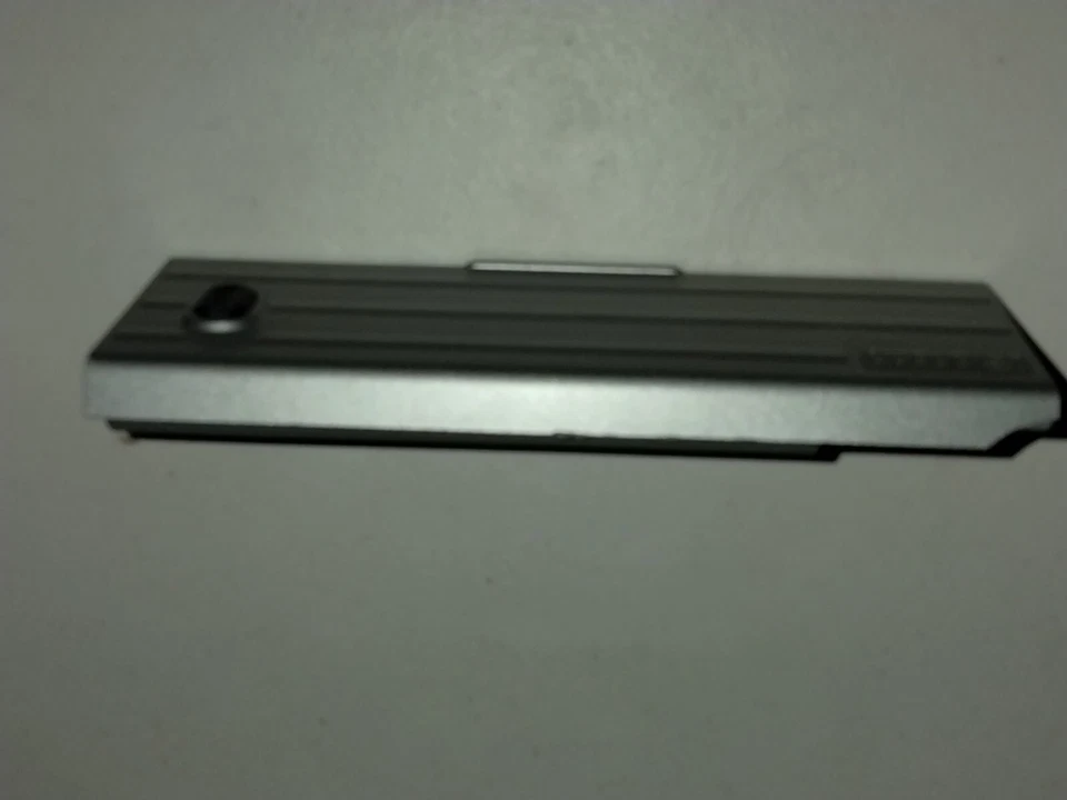 Batería genuina para computadora portátil Dell OEM D620 D630 D630N OEM PC764 astillada Foto 4 de 4