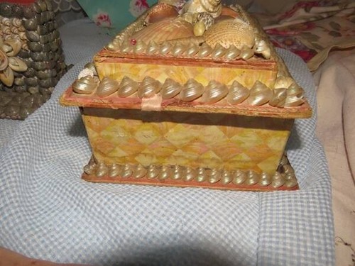 PAIR OF HANDMADE ANTIQUE SAILOR'S VALENTINE SEA SHELL ART BOXES & PENCIL HOLDER - Picture 7 of 12