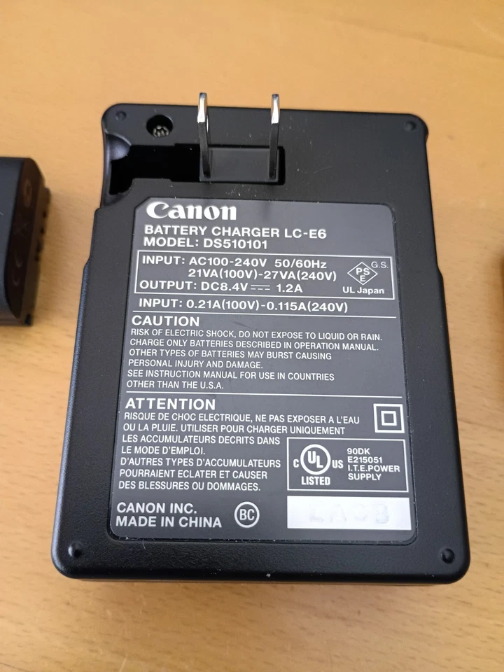 Cargador de batería Canon LC-E6 y batería Canon LP-E6N probado Foto 3 de 4