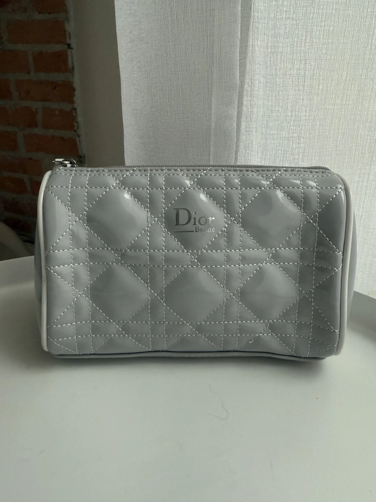 Jolie trousse grise cannage Dior Parfait état