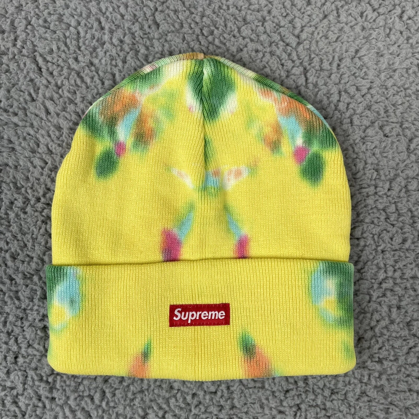 Bonnet jaune teint Supreme Splatter   Le bonnet a un motif de teinture unique