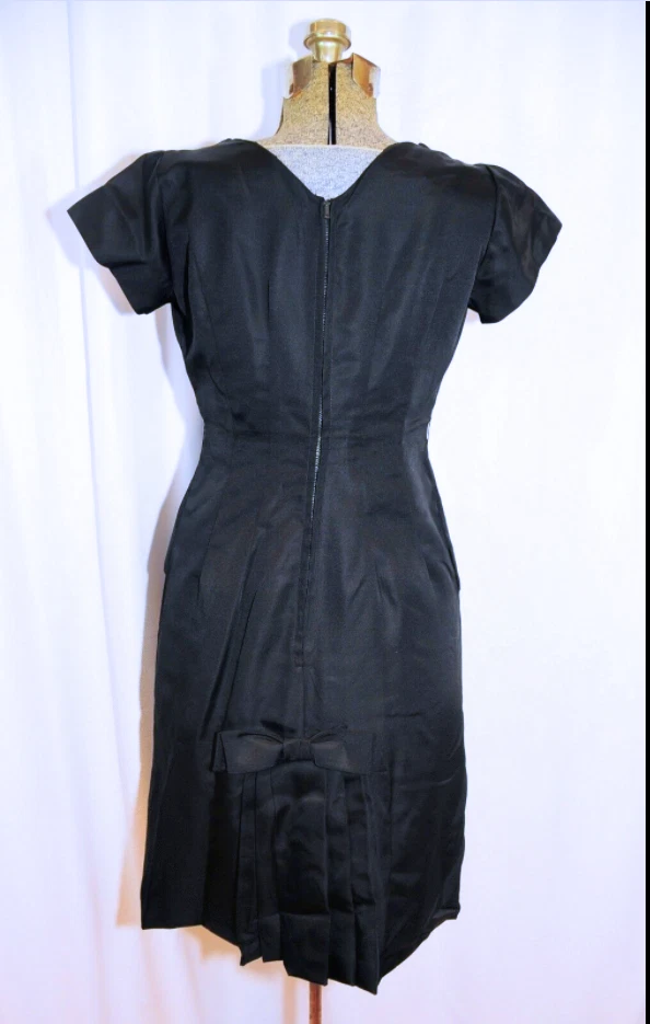 Vestido Vaina De Colección Años 60 Negro Tafetán Talla SM Cintura Caída Plisado Trasero y Lazo LBD Foto 4 de 4