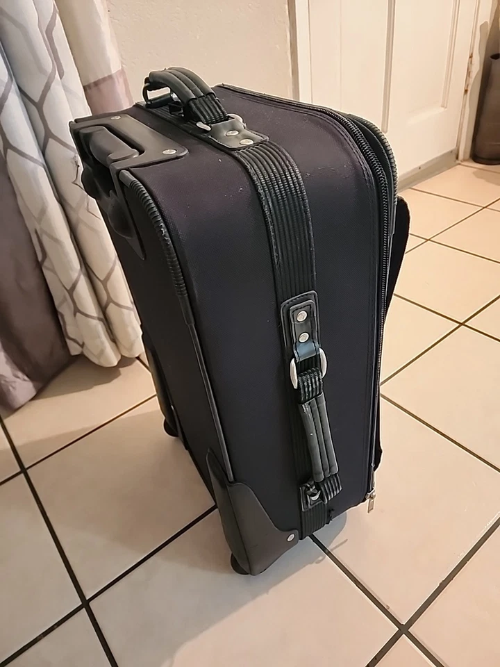 Equipaje de mano con ruedas Ciao usado 21”x14”x8” Foto 4 de 4