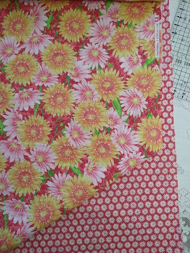 Daisy Floral Pre-quilted Double Sided fabric BTHY 18 x 44" Pink Yellow Orange - Picture 2 of 4