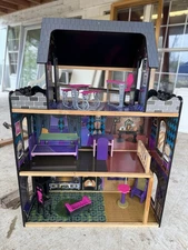 Monster High Dollhouse It Comes With Furniture And Everything ￼