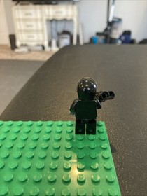 LEGO Space Skull Minion minifigure Space Skulls 10192 sp085sb Gun RARE