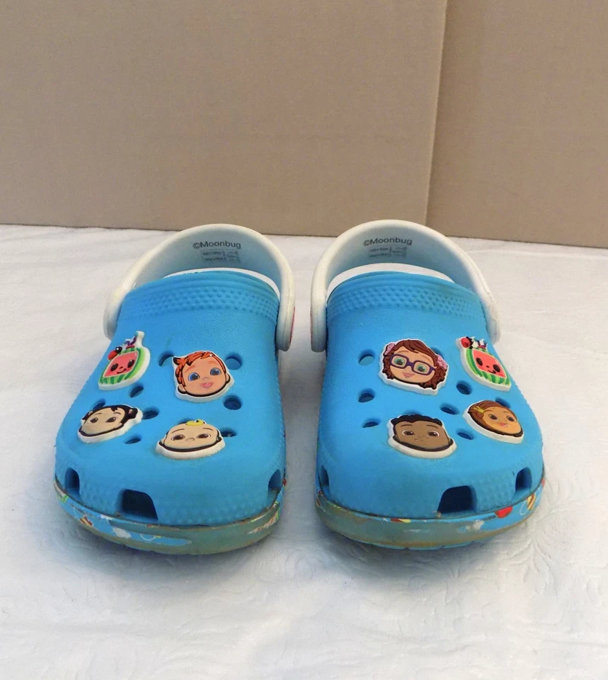 Cocomelon CROCS Jibbitz Dijes Niño Pequeño 8 Zuecos de Goma Azul Zapatos Foto 3 de 4