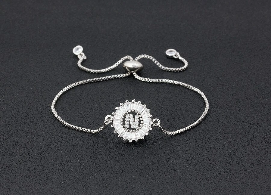 Pulsera delgada letra "N" inicial redonda transparente brillante circonita cúbica Foto 2 de 2