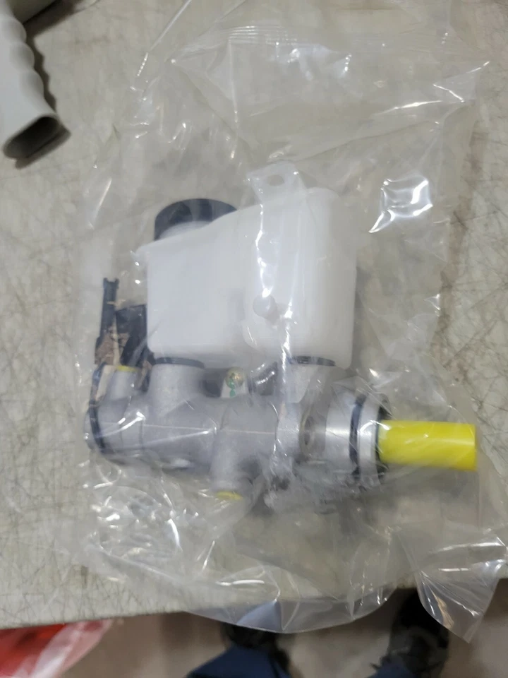 BRAKE MASTER CYLINDER P1336 FOR MAZDA PROTEGE AND PROTEGE 5 Foto 3 de 4