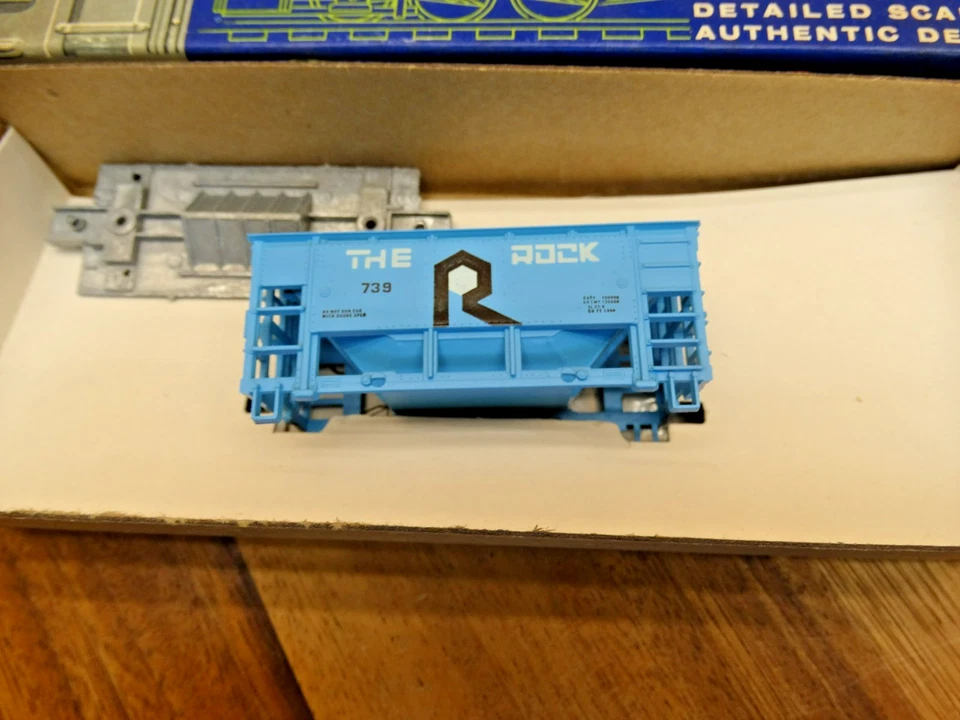 Roundhouse HO Scale The Rock 28' Rock Island Ore Car Kit 1419 - Image 2 of 4