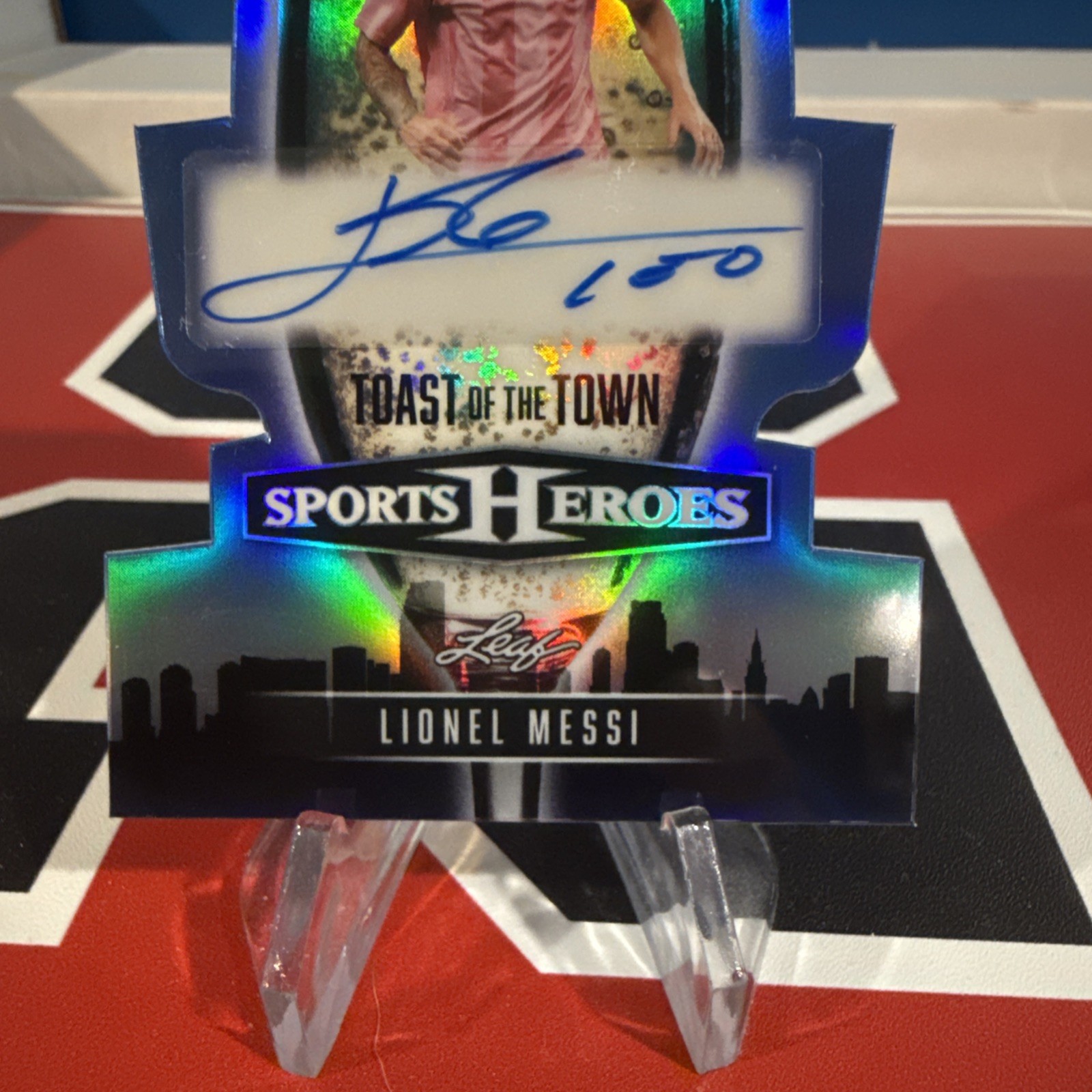 Lionel Messi Sports Hero’s Toast Of The Town 2026 2/2 Prismatic Blue Tt-lm1 auto view 6
