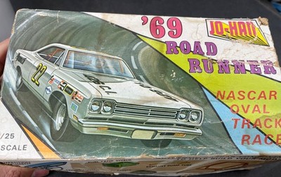 Johan Gc-2200 #8 1969 Plymouth Road Runner Built vintage Model KIT 1/25 McM