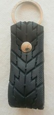 Porte clé noir en pneu recyclé neuf marque Cingomma (mp)