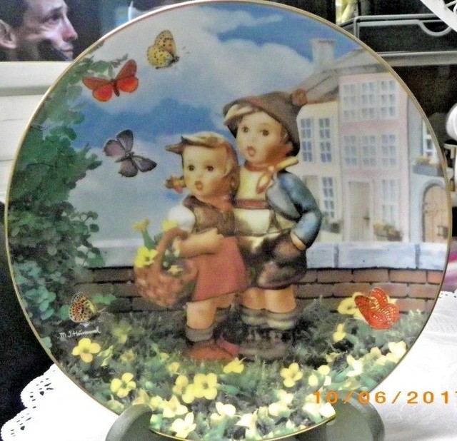 Danbury Mint M J Hummel " Little Companions " Plate Excellent Condition