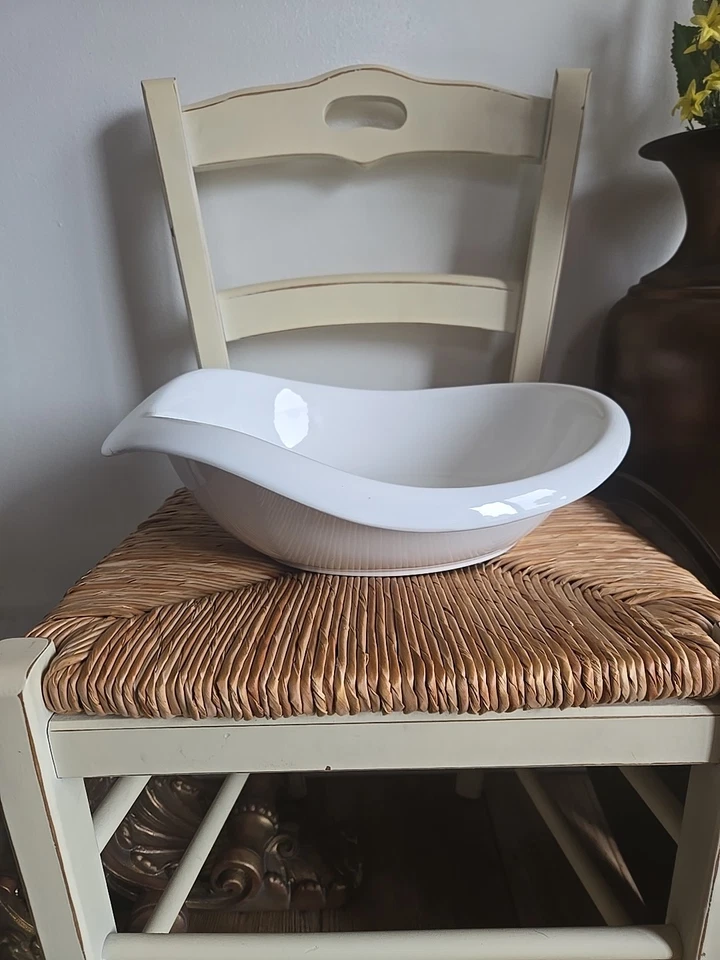 Bañera/tazón de porcelana blanca de 10 Strawberry Street. 13"×10,5" Foto 4 de 4