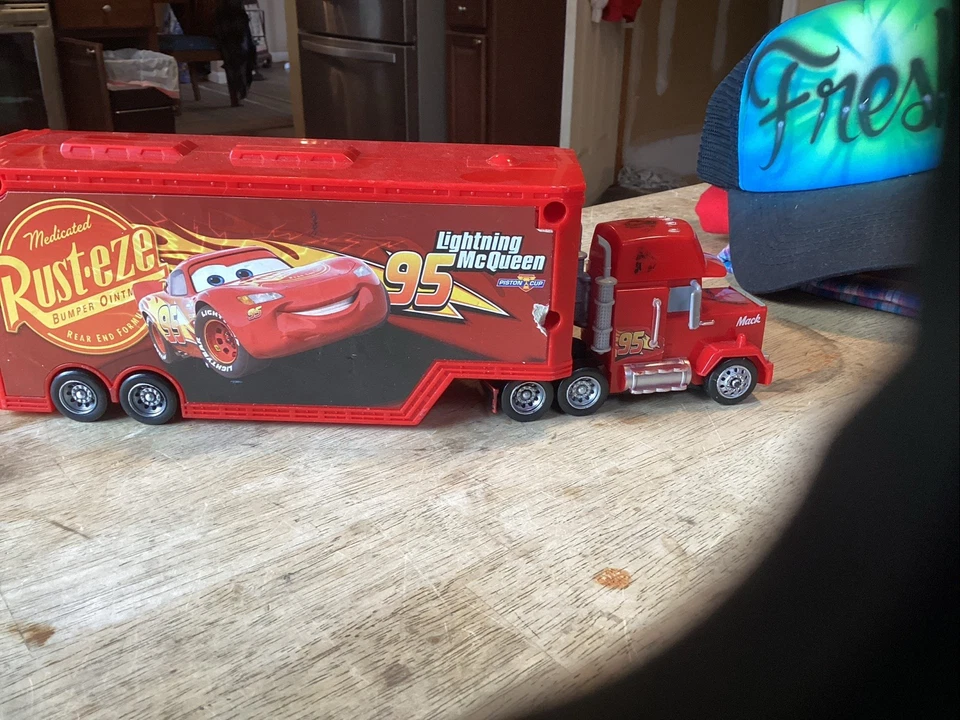 Игровой набор Luigi Guido Disney Pixar Cars Mack Car Hauler Launcher - Изображение 4 из 4