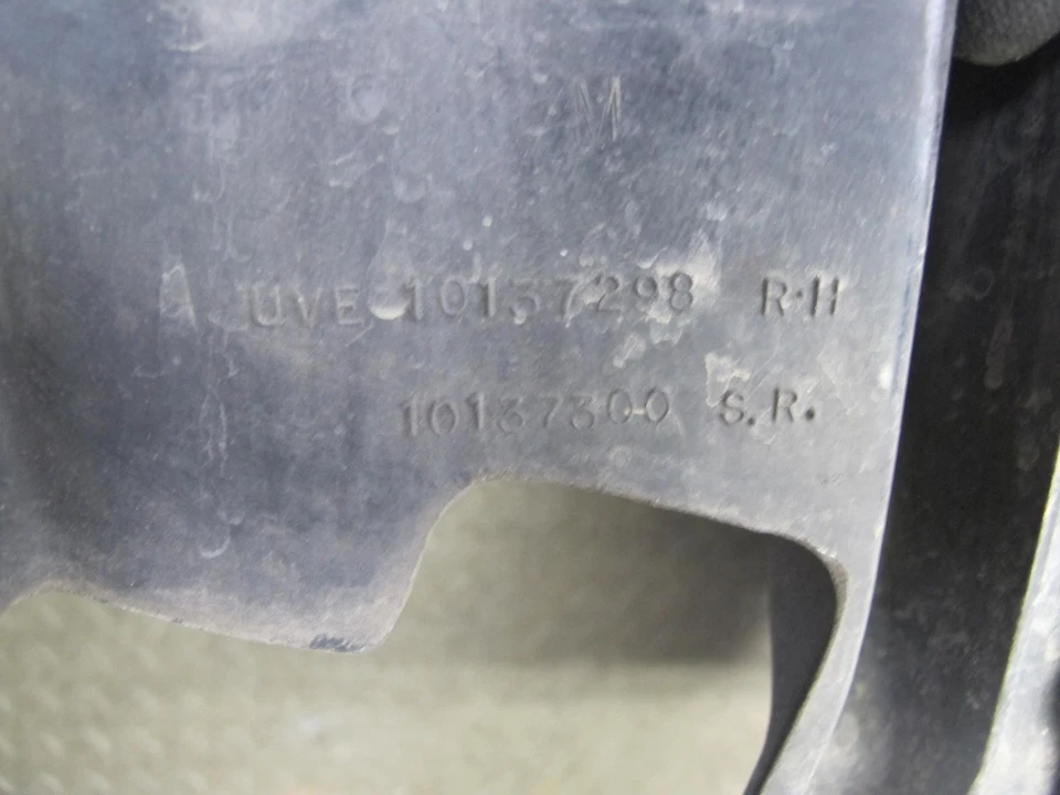 91-96 CHEVROLET CORVETTE C4 JUEGO PROTECTOR CONTRA SALPICADURAS GUARDABARROS DELANTERO DERECHO OEM Foto 3 de 4