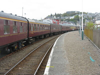 Foto 12x8 SRPS Ausflugszug am Bahnhof Oban Warten auf die Touristen c2012