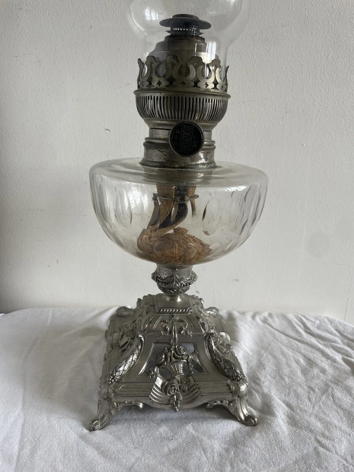 Lampe à Pétrole MATADOR 20" et son pied en étain finement décoré-verre d’origine - Photo 2/4