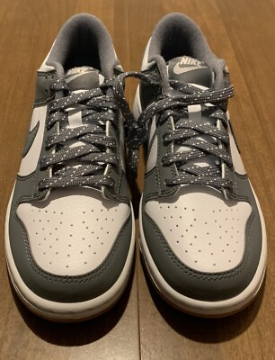 DUNK 灰色 Nike Dunk Low GS 'Reflective Grey' | FV0374-100 | The Drop Date