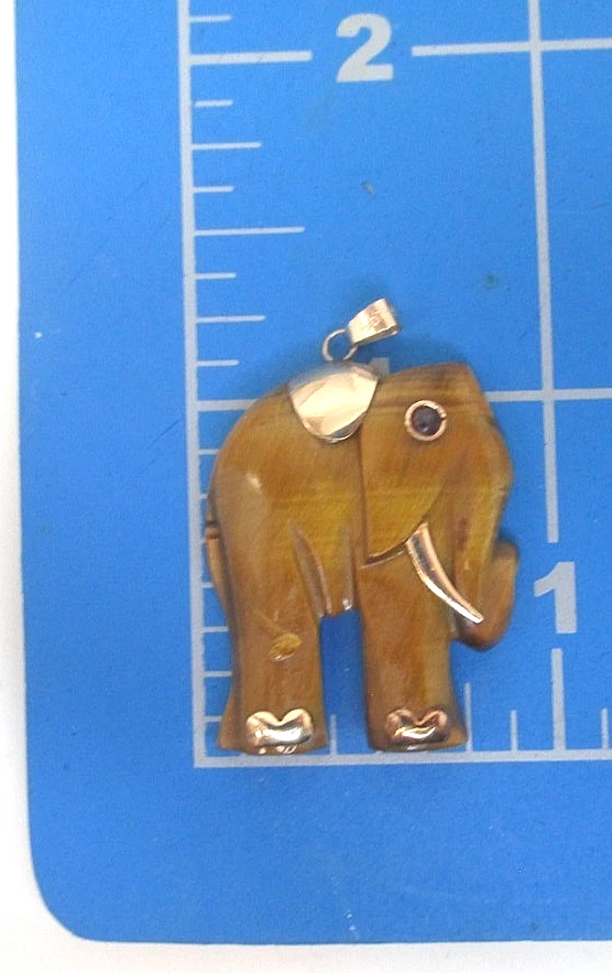 Dije colgante vintage de oro amarillo de 14k con rubí y ojo de tigre elefante Foto 4 de 4