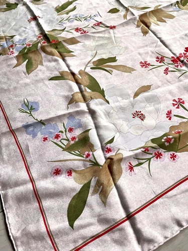 Christian Dior écharpe vintage en soie motif floral rose 83x82cm mode femme