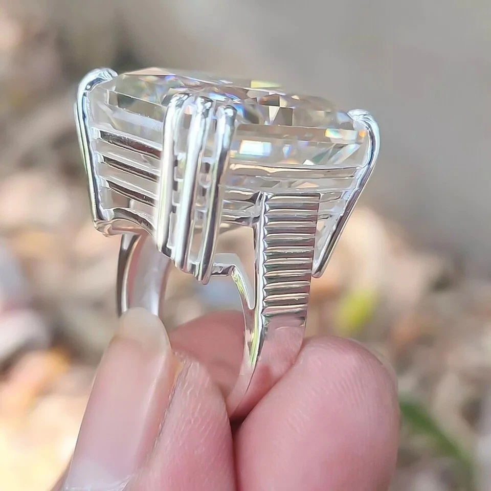 Anillo solitario de oro blanco de 14 k con diamantes de corte radiante certificados de 22,70 quilates Foto 4 de 4