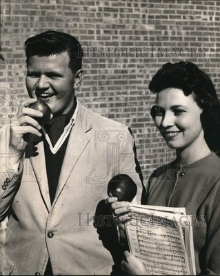 1959 Press Photo Tom Booth & Anne McCollum, Trinity Choir members, Texas