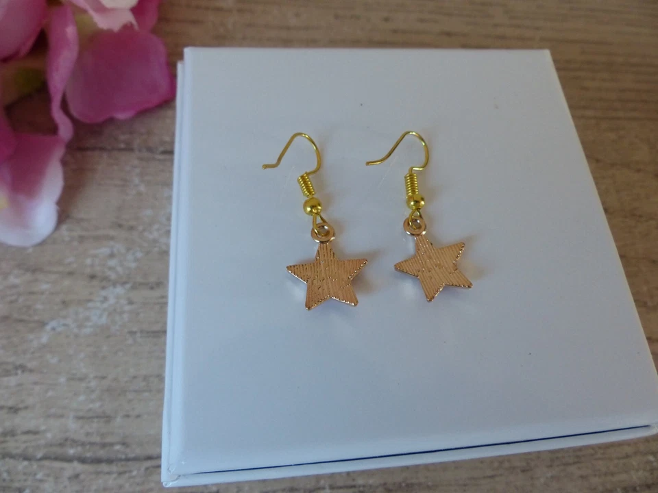 Boucles d’oreilles “Petites Etoiles” – Création dorée et corail - Photo 2/3
