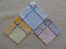 3 Taschent&uuml;cher f&uuml;r Damen unterschiedl. Farben / 2 Muster Vintage sehr gut