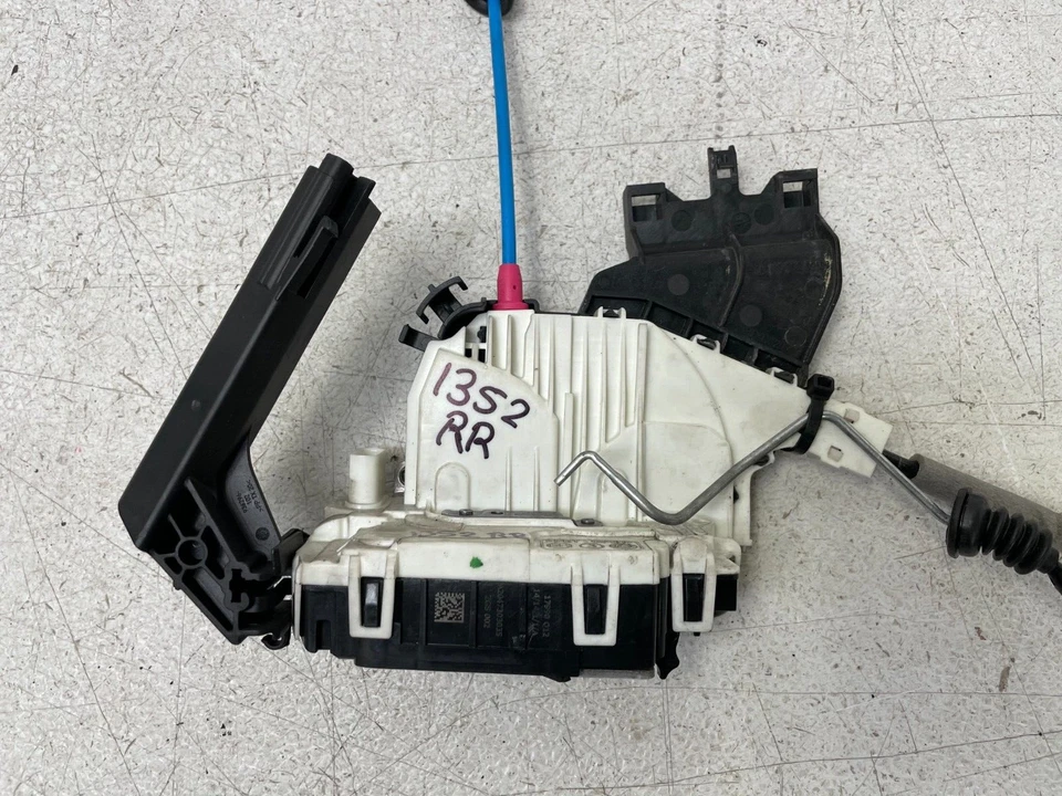 Actuador de cierre de puerta trasera derecha Mercedes CLA45 AMG W117 2014-2018 1352 FABRICANTE DE EQUIPOS ORIGINALES Foto 3 de 4