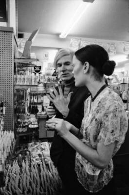 Jane Forth and Andy Warhol shopping for cosmetics 1970 Dance Art Old Photo 13
