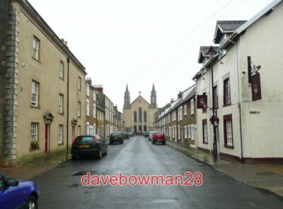 FOTO TRINITY STREET DIE HEILIGE DREIFALTIGKEITSKIRCHE BEHÄLT EIN WACHSAMES AUGE AUF TRINITY ST