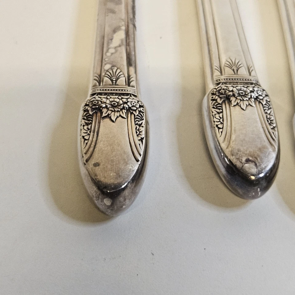 IS First Love 8 Dinner Knives 1847 Rogers Vintage Silverplate Flatware  - Image 3 of 4