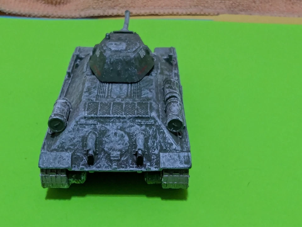 Corgi Fighting Machines WWII Russian Army T-34 Tank 1/72? Scale Diecast 3" Long - Image 3 of 4