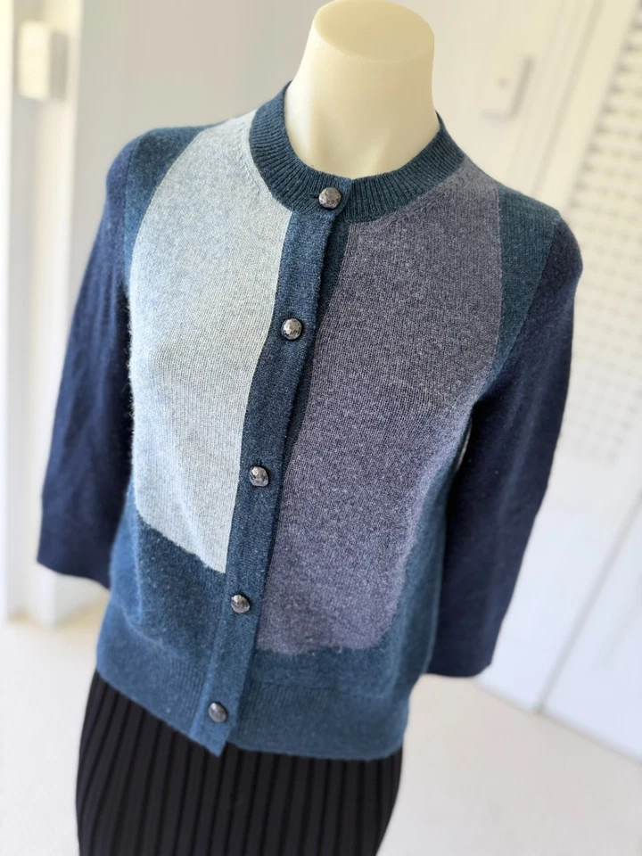 Cardigã feminino Chanel tons de cashmere azul com botões iridescentes tamanho 36 - Imagem 4 de 4