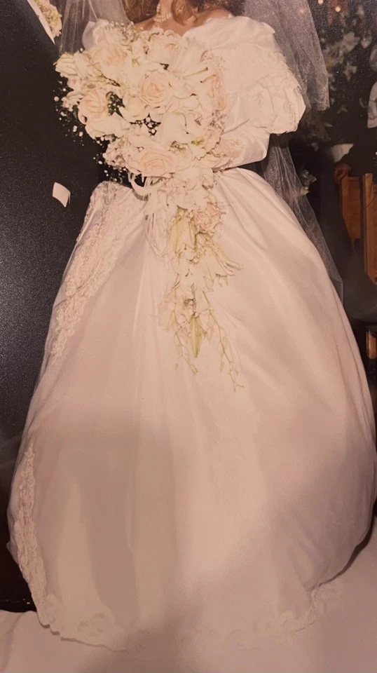 Beautiful Vintage Demtrios Ball Gown Wedding Dress Approx Size 6-8. - Image 3 of 4