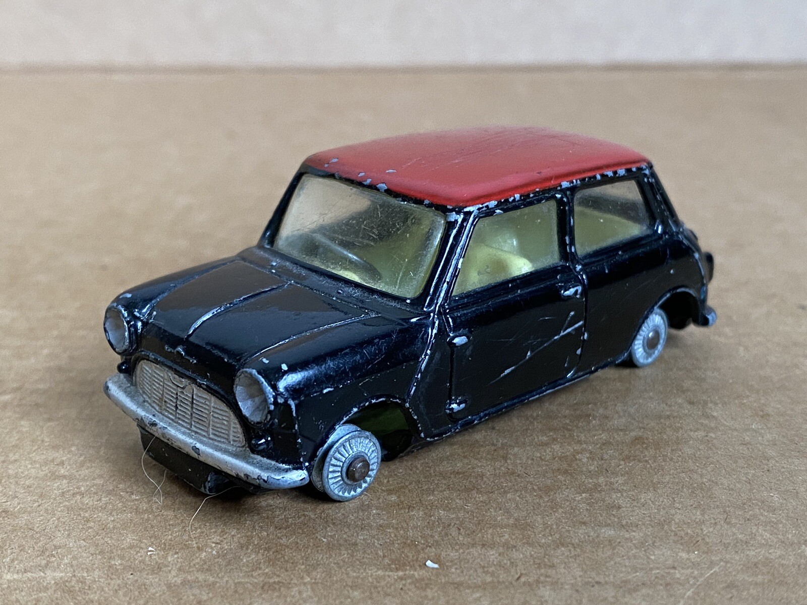 Corgi Toys 249 - Morris Mini Cooper 1:43, Noir Toit Rouge, Collection